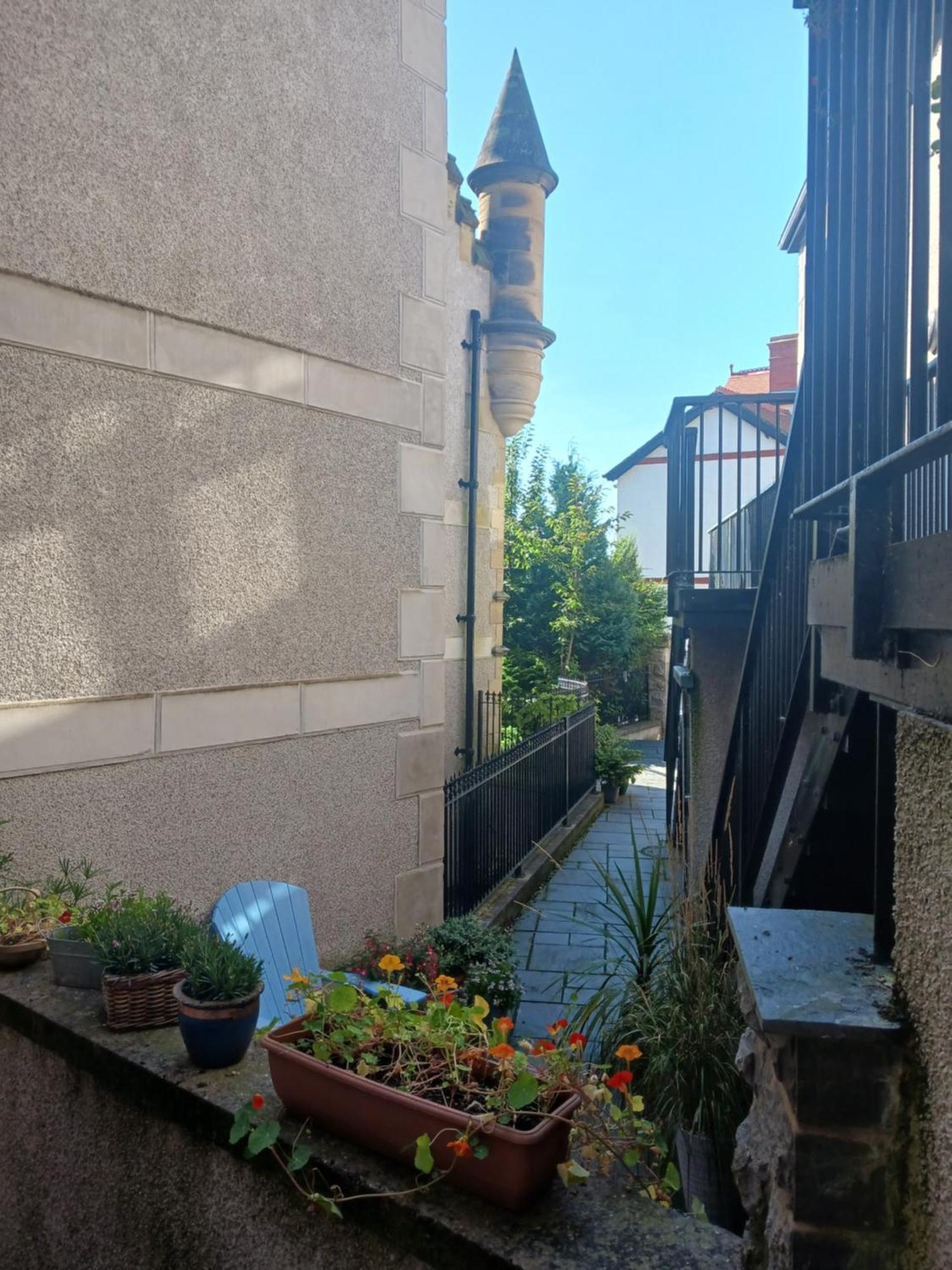 Bodlondeb Castle Bed & Breakfast { Central Llandudno} Buitenkant foto